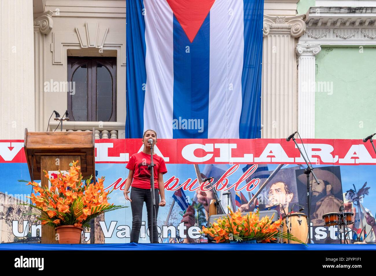 Santa Clara, Cuba-January 6, 2019: adolescente recita un poema in onore di Fidel Castro. Indossa una Che Guevara T-shirt. Celebrazione del Victo Foto Stock