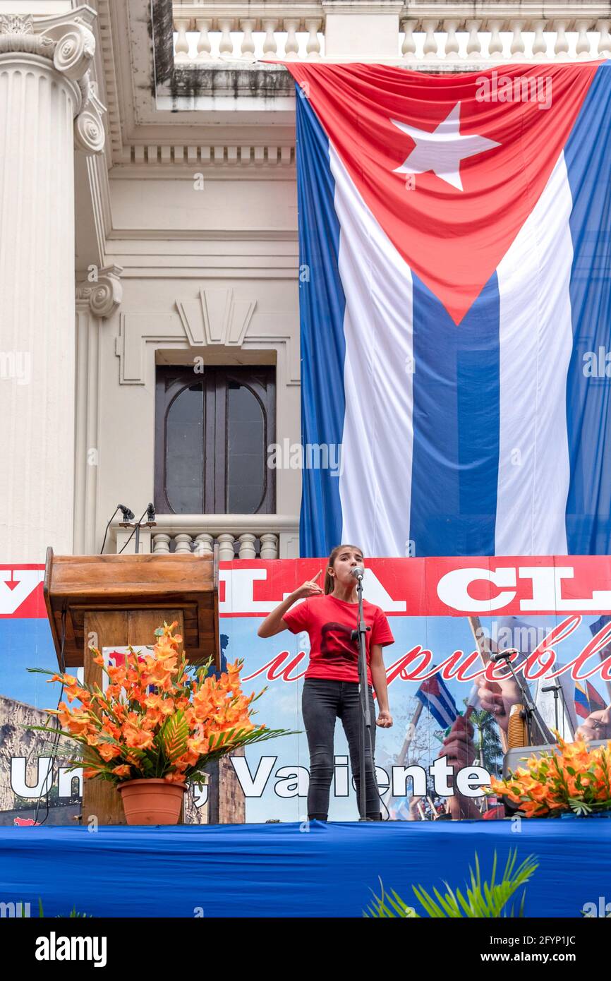 Santa Clara, Cuba-January 6, 2019: adolescente recita un poema in onore di Fidel Castro. Indossa una Che Guevara T-shirt. Celebrazione del Victo Foto Stock