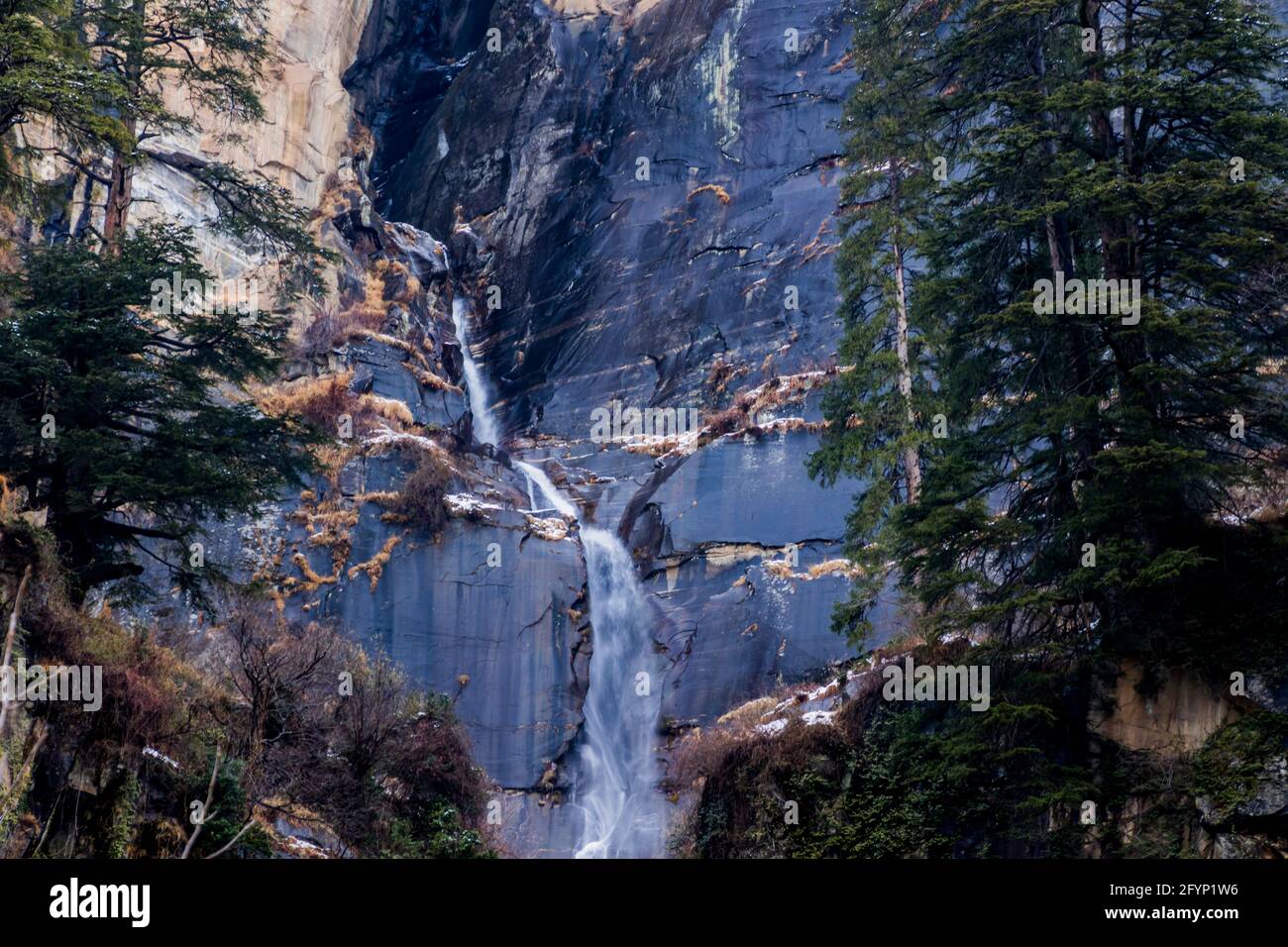 Cascata di Jogini, Manali India a Winters Foto Stock