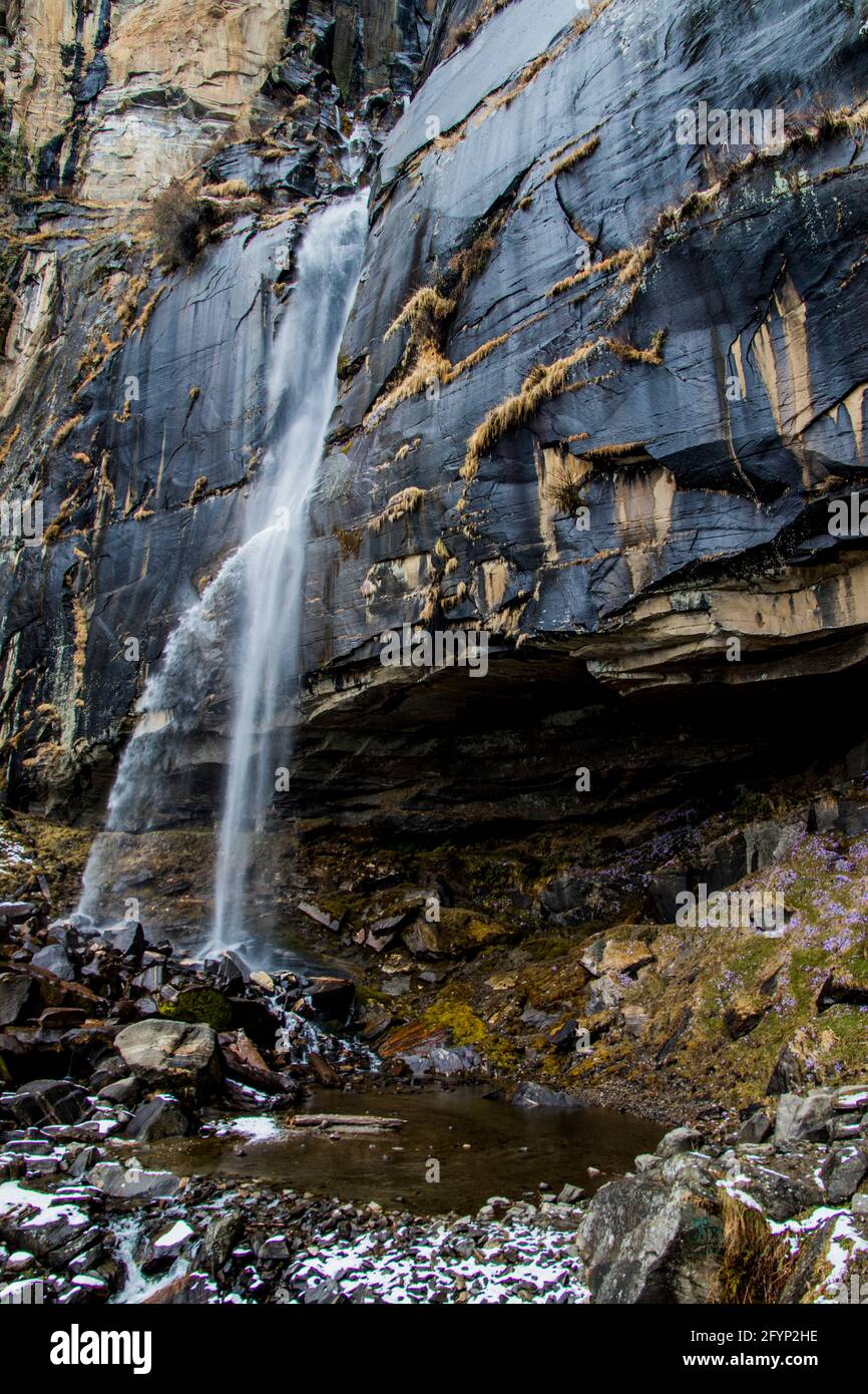 Cascata di Jogini, Manali India a Winters Foto Stock