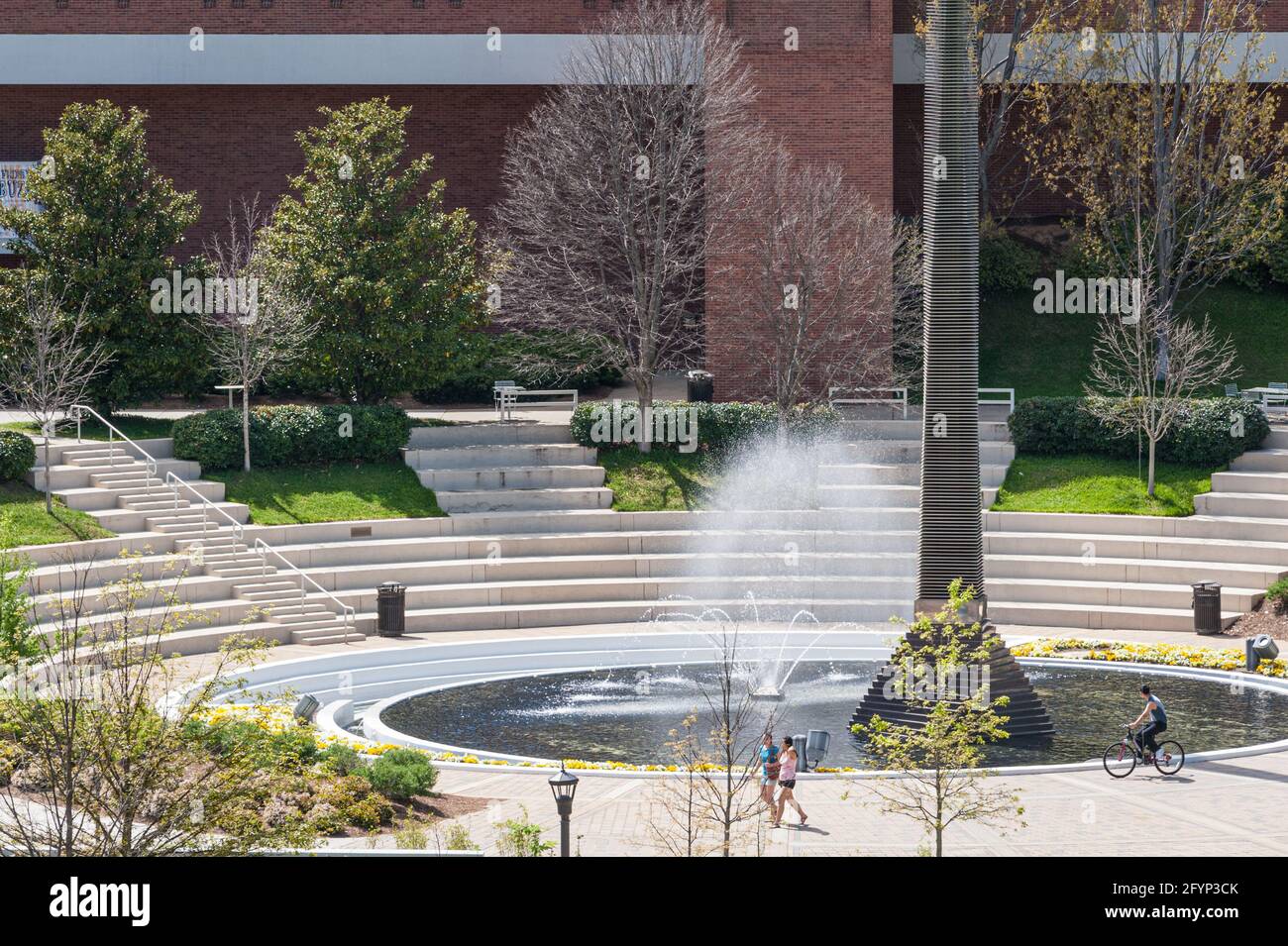 La scultura del Kessler Campanile e la fontana dell'anfiteatro davanti allo Student Center nel campus della Georgia Tech ad Atlanta, Georgia. (STATI UNITI) Foto Stock