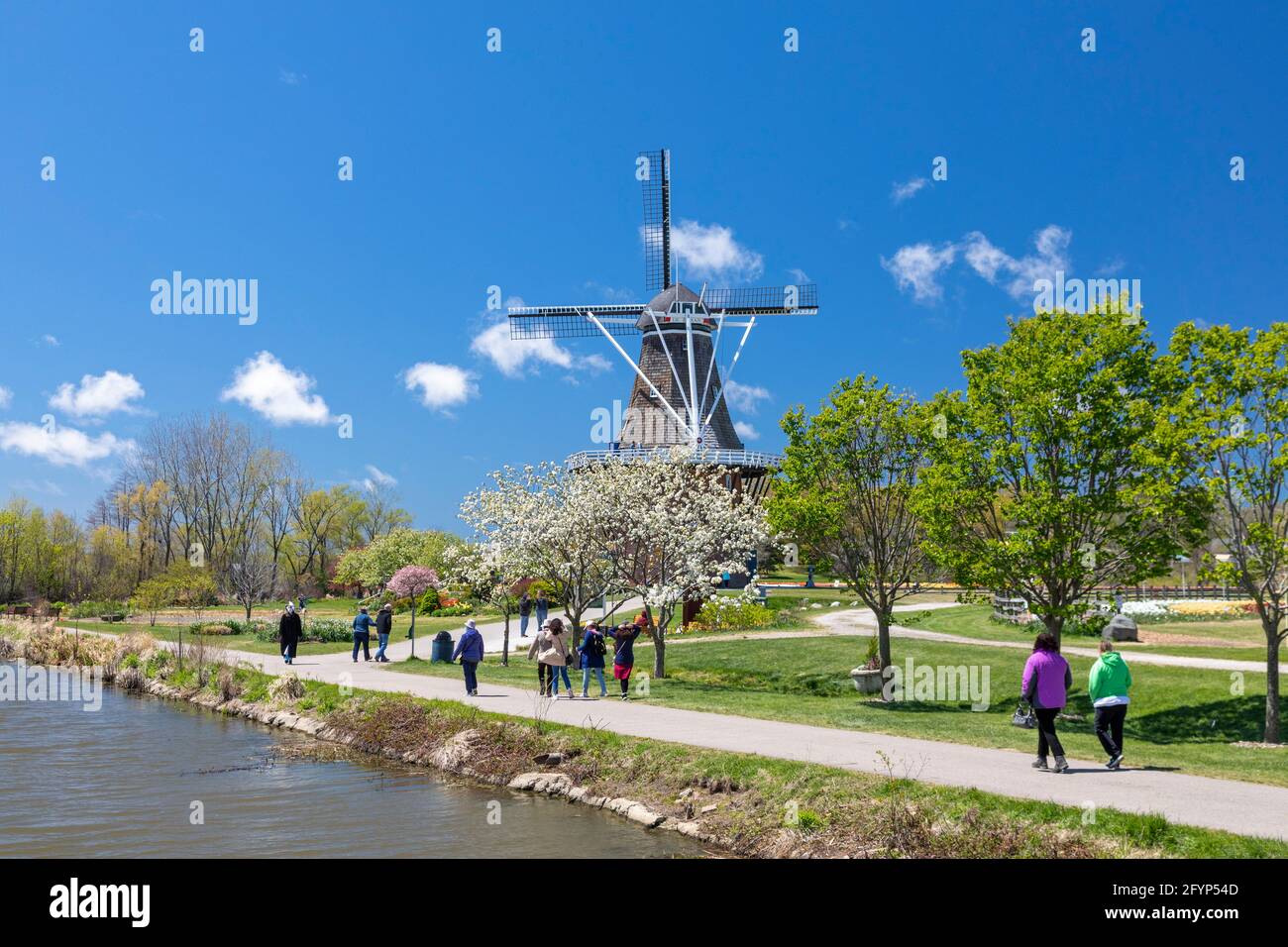 Holland, Michigan - Mulino De Zwann presso i Windmill Island Gardens, un parco cittadino, durante il festival primaverile dei tulipani dell'Olanda. L'evento annuale celebra il Foto Stock