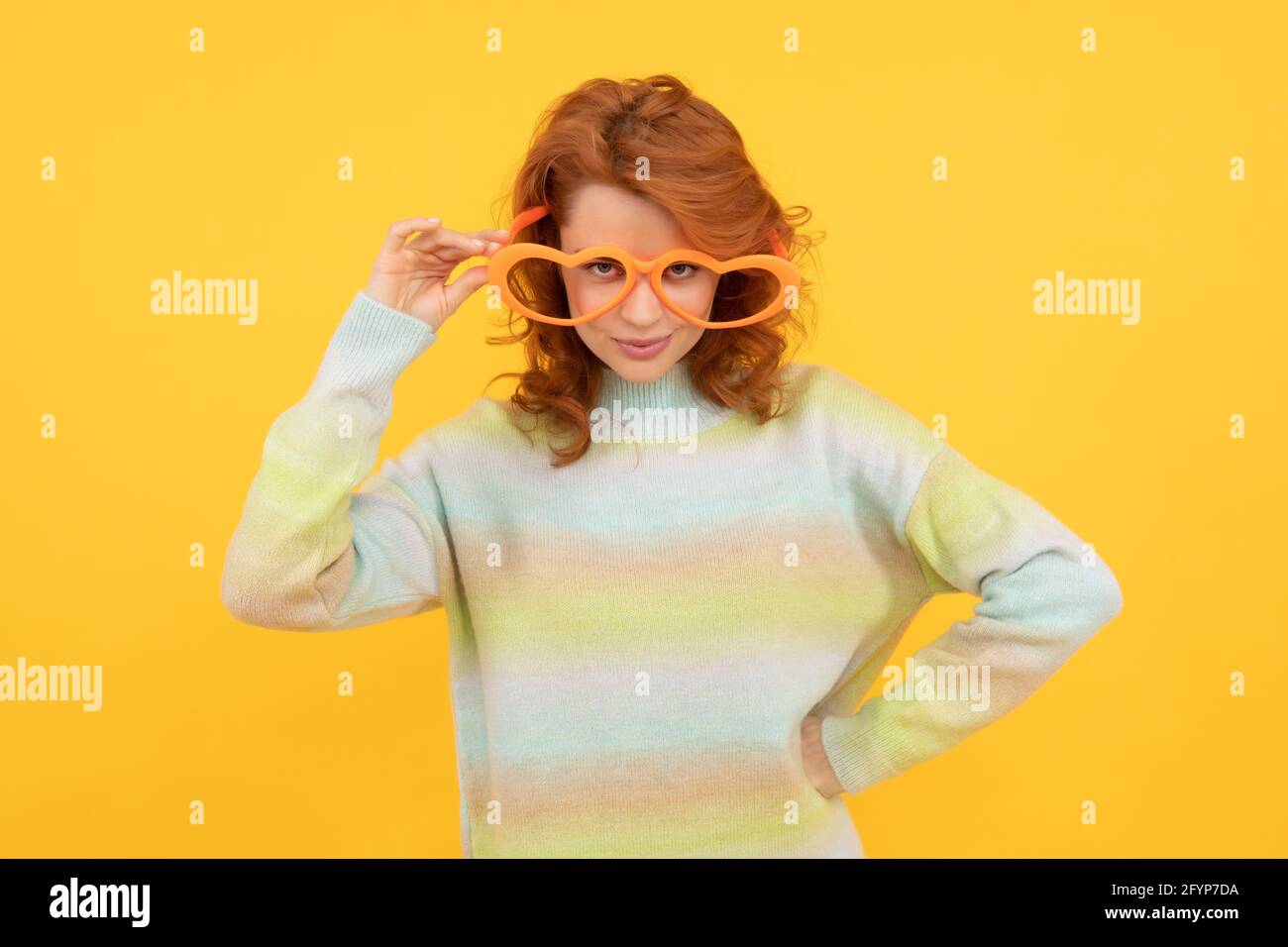 sensazione di flirtezza. ragazza divertente indossare grandi bicchieri. festa di compleanno. positività espressa. emozioni positive. Foto Stock