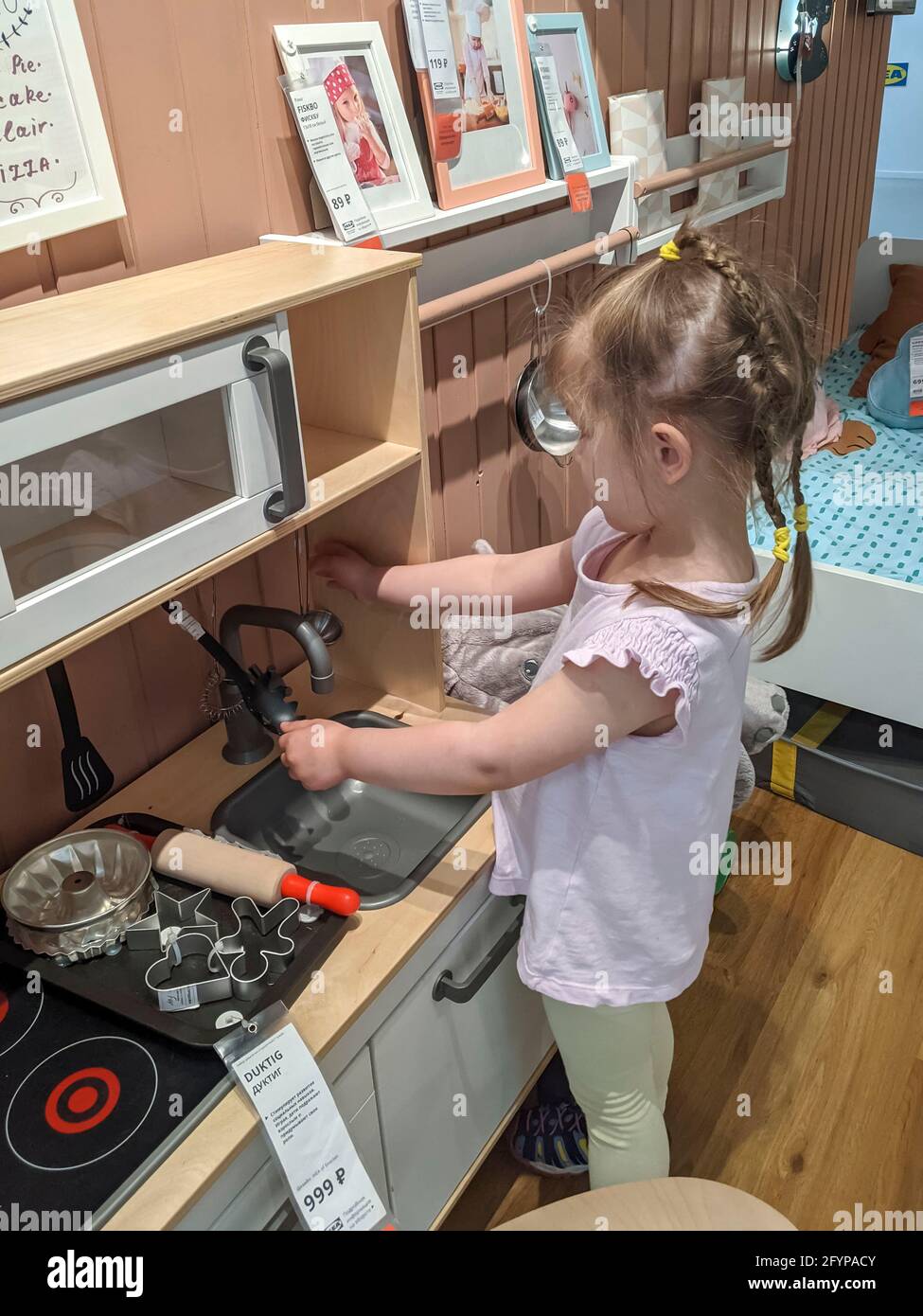 05.23.2021 Ikea, Mosca, Russia, la bambina sceglie la cucina giocattolo  nell'ipermercato Foto stock - Alamy