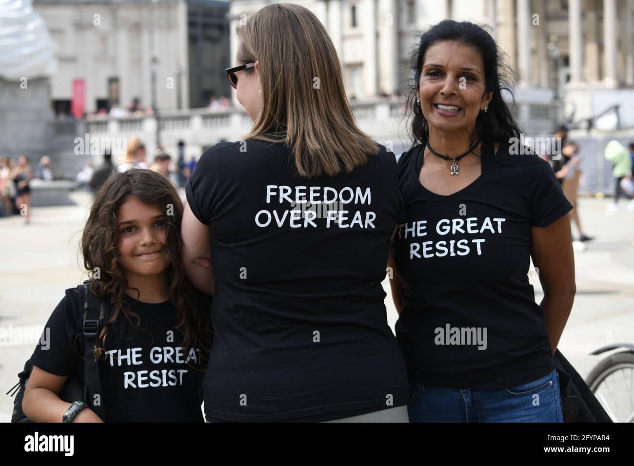 Londra, Regno Unito. 29 maggio 2021. Unitevi per la libertà senza passaporti COVID i manifestanti che tengono bandiere marciano per la libertà contro i passaporti dei vaccini a Londra, il 29 maggio 2021. Credit: Picture Capital/Alamy Live News Foto Stock