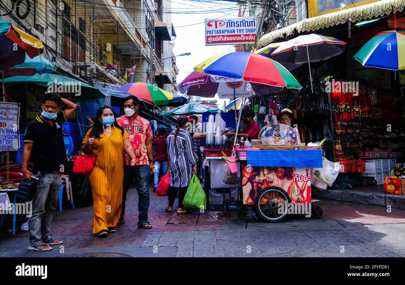 La gente cammina lungo una strada stretta a Chinatown, Bangkok, Thailandia. Foto Stock