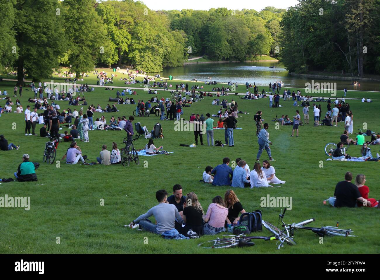 L'illustrazione mostra la gente che gode il parc poichè non ci era grande riunione nel Bois de la Cambre - Ter Kamerenbos, a Bruxelles, sabato 29 maggio 2021 Foto Stock