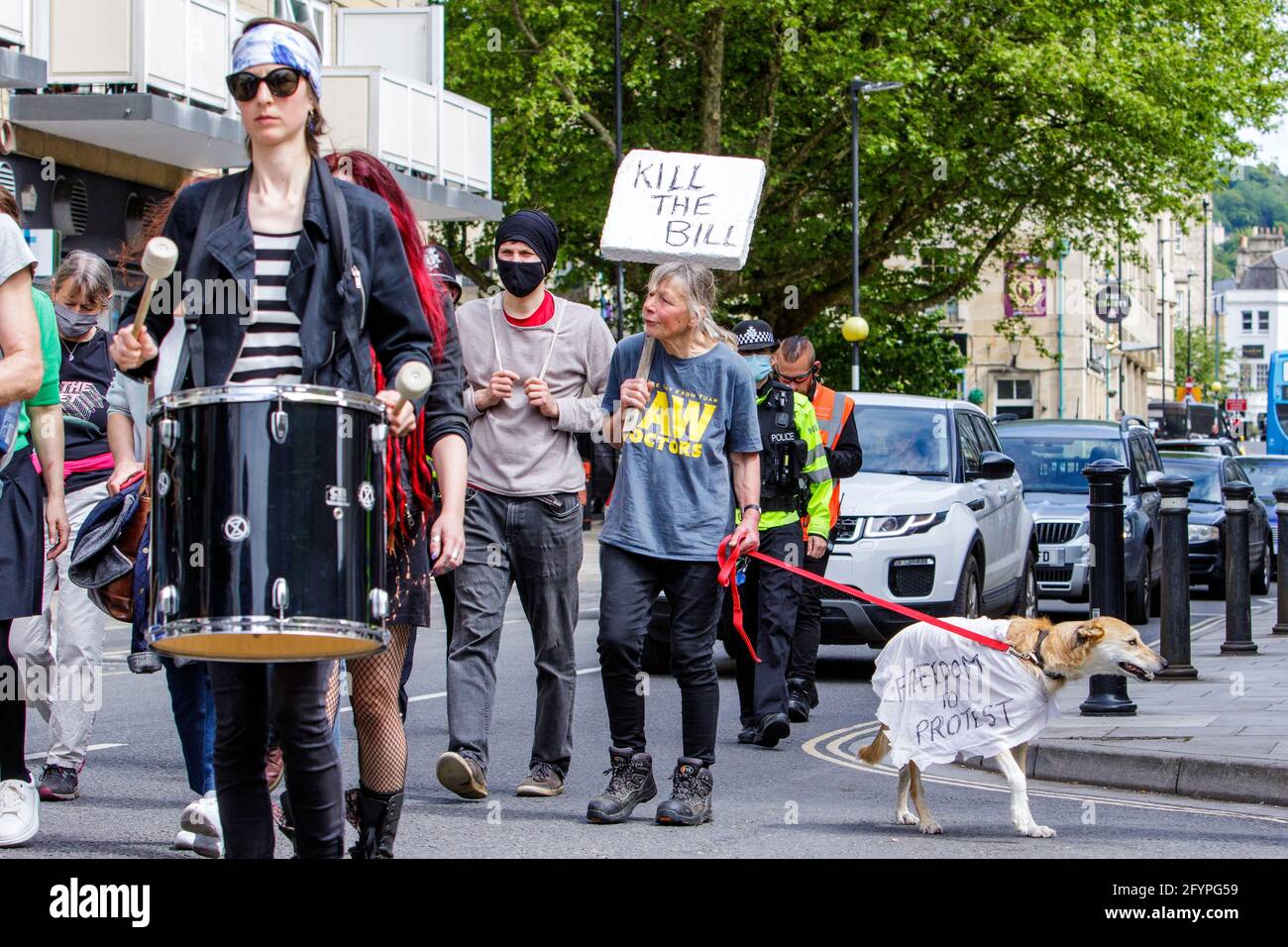 Bath, Somerset, Regno Unito. 29 maggio 2021. Uccidere il disegno di legge manifestanti che portano cartelli anti governo e segni sono raffigurati come prendere parte a una uccisione il disegno di legge protesta marcia attraverso il centro di Bath. I manifestanti sono scesi in piazza per dimostrare la legge di polizia, criminalità, condanna e giustizia che il governo britannico intende mettere in vigore. Il disegno di legge include importanti proposte governative sulla criminalità e la giustizia in Inghilterra e Galles. Credit: Lynchpics/Alamy Live News Foto Stock