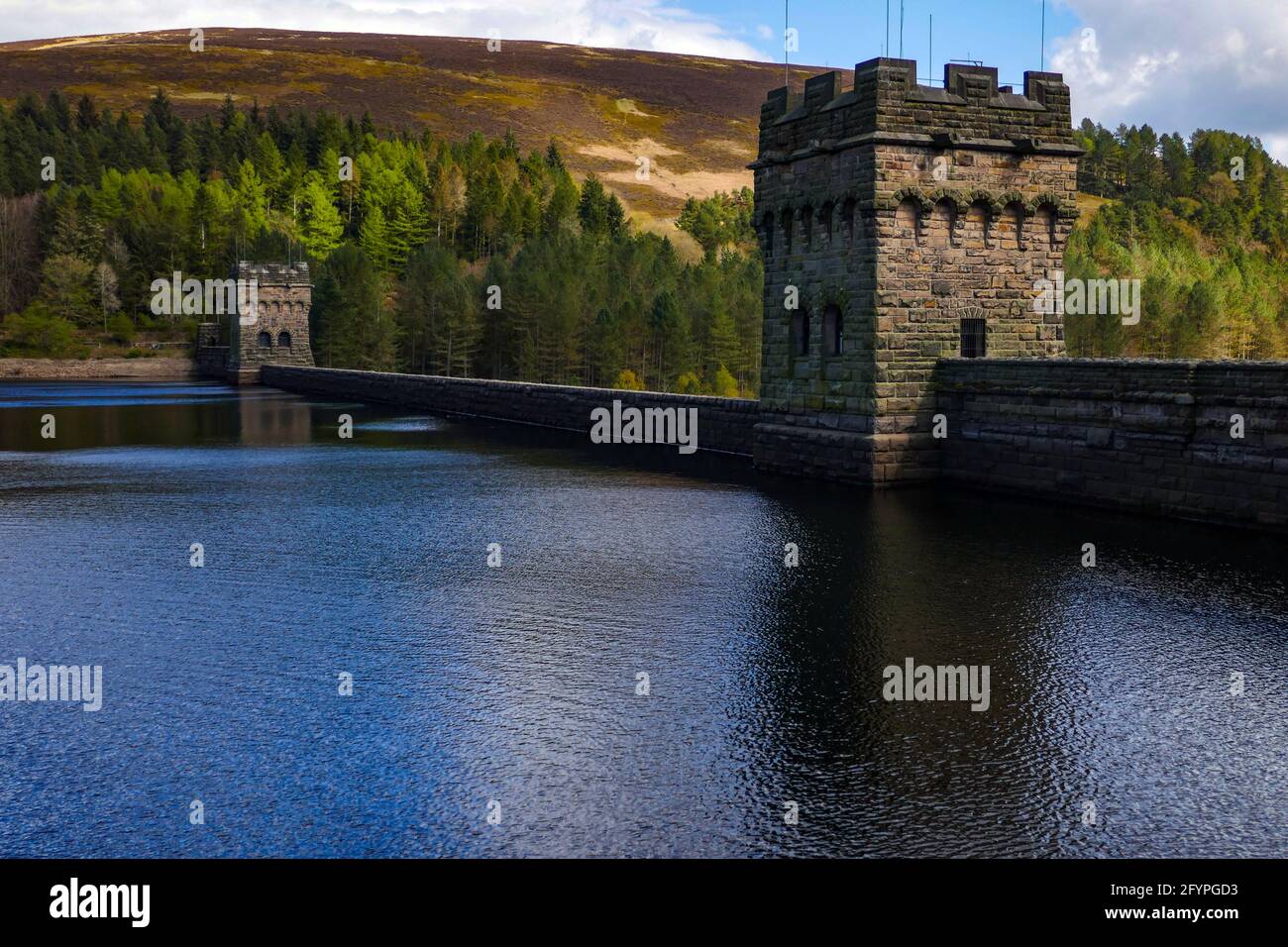 Torri di pietra gritstone presso il bacino idrico e la diga di Derwent, Ladybower, Peak District, Derbyshire, Regno Unito Foto Stock