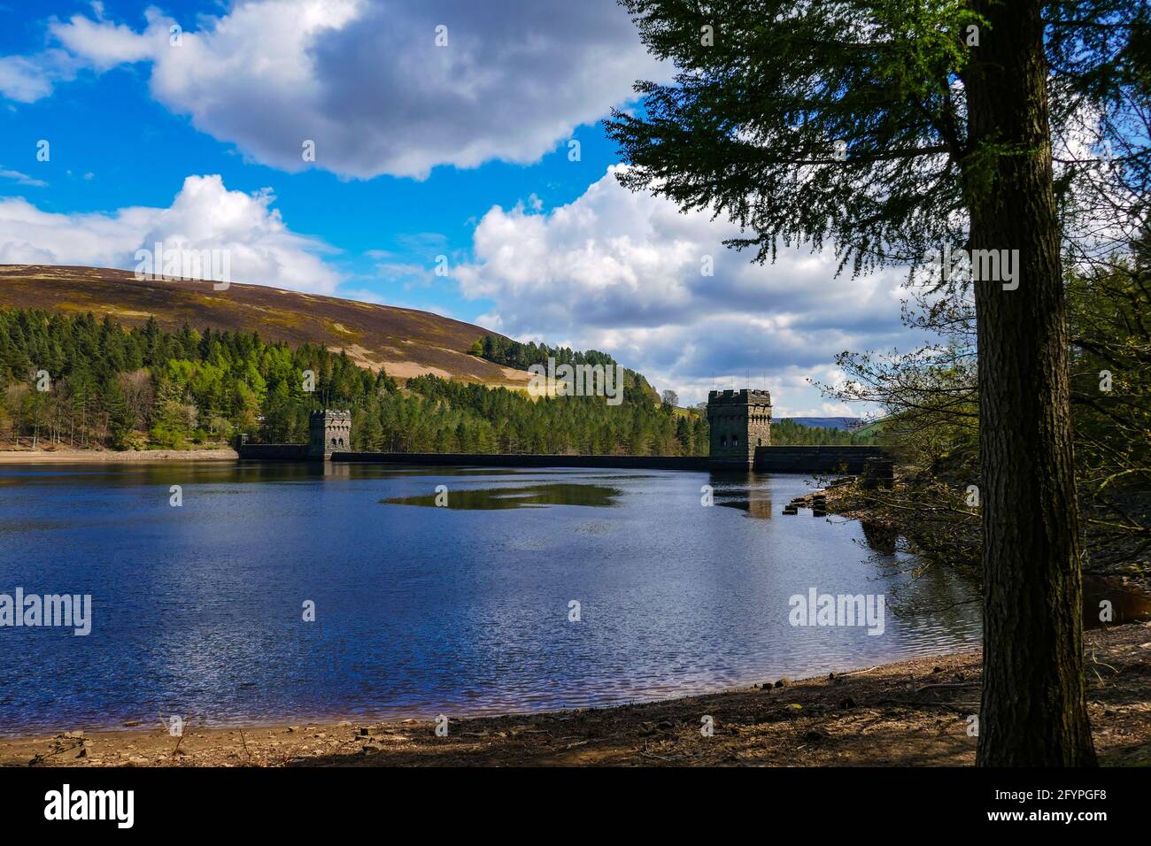 Torri di pietra gritstone presso il bacino idrico e la diga di Derwent, Ladybower, Peak District, Derbyshire, Regno Unito Foto Stock
