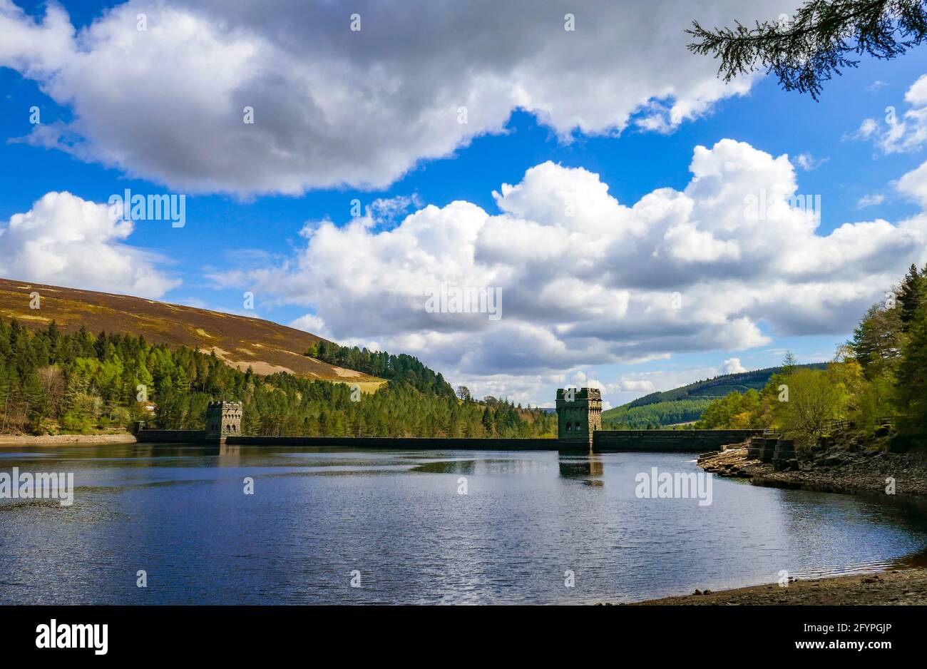Torri di pietra gritstone presso il bacino idrico e la diga di Derwent, Ladybower, Peak District, Derbyshire, Regno Unito Foto Stock