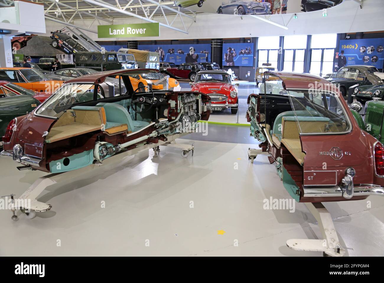 MG MGB GT (1965) a mezza sezione, British Motor Museum, Gaydon, Warwick, West Midlands, Inghilterra, Gran Bretagna, Regno Unito, Europa Foto Stock