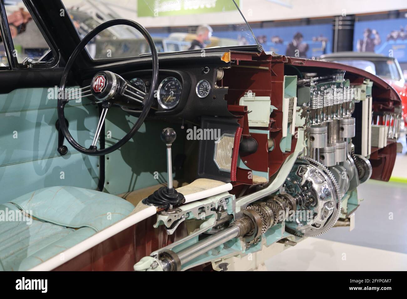MG MGB GT (1965) a mezza sezione, British Motor Museum, Gaydon, Warwick, West Midlands, Inghilterra, Gran Bretagna, Regno Unito, Europa Foto Stock