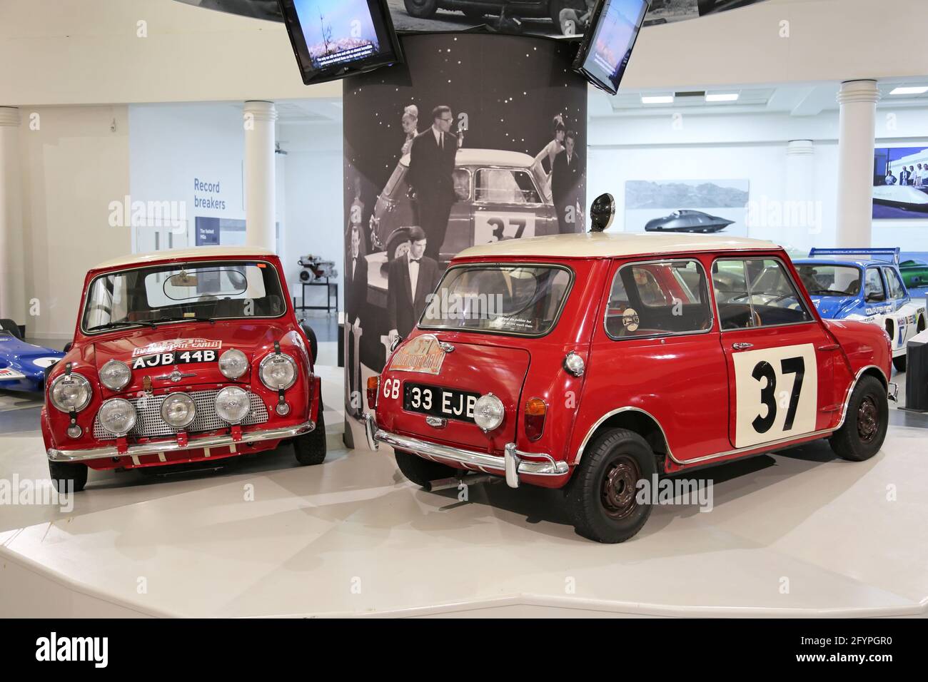 Morris Mini-Cooper S (1964 e 1963), entrambi vincitori del Rally di Monte Carlo, British Motor Museum, Gaydon, Warwick, West Midlands, Inghilterra, Regno Unito, Europa Foto Stock