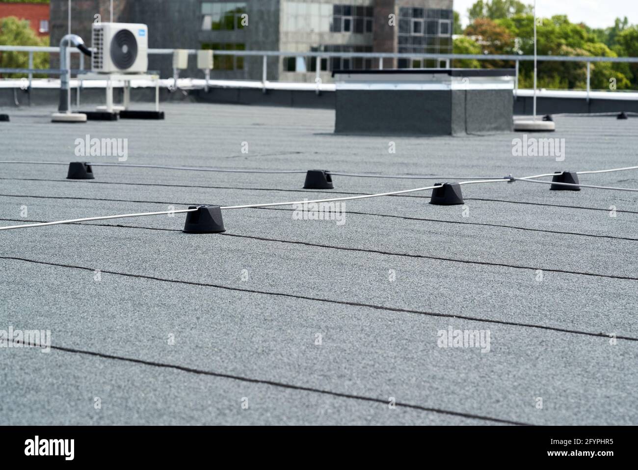 Copertura protettiva per tetti piani con membrana in bitume per impermeabilizzazione Foto Stock