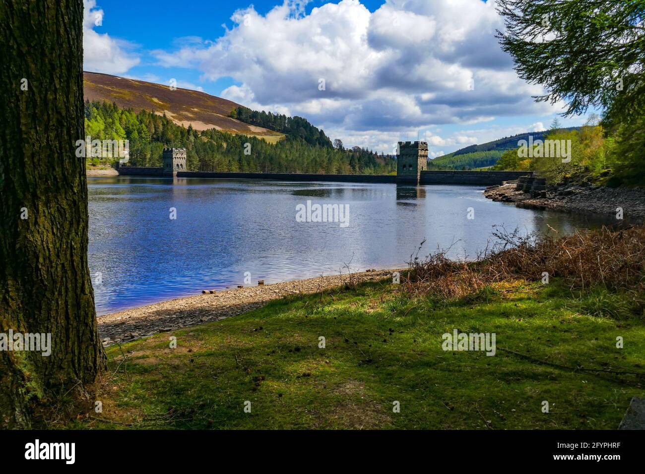 Torri di pietra gritstone presso il bacino idrico e la diga di Derwent, Ladybower, Peak District, Derbyshire, Regno Unito Foto Stock