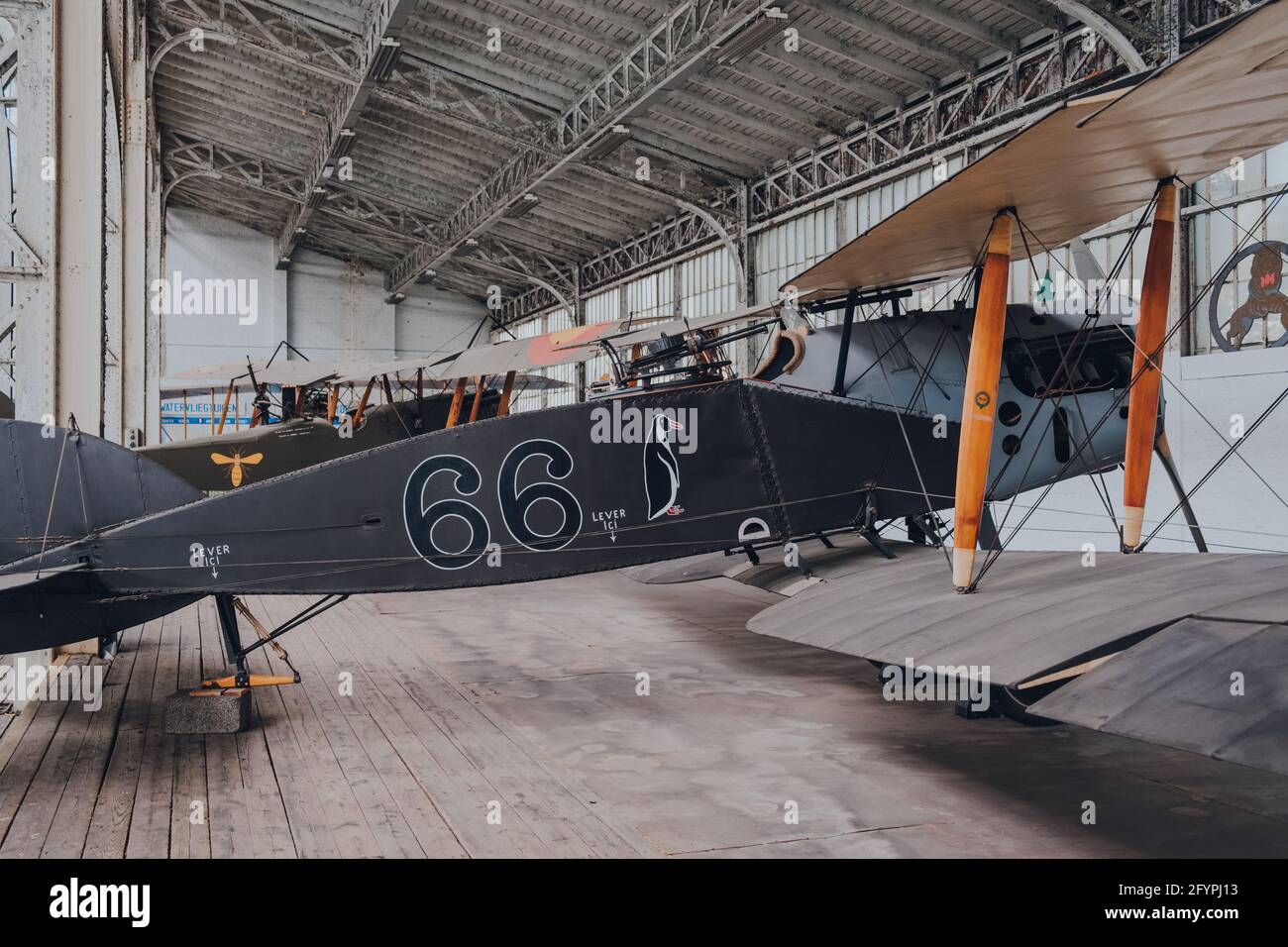 Bruxelles, Belgio - 17 agosto 2019: Terzo Squadrone di rinascita Sopwith 1½ Strutter biplano britannico nel Museo reale delle forze armate e Milit Foto Stock