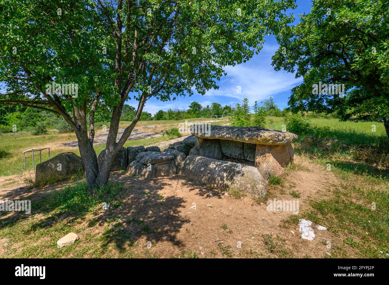 Dolmen Traci situato vicino al villaggio di Hliabovo, montagna Sakar, Bulgaria. Misteriosa struttura megalitica, necropoli o antico luogo santuario Foto Stock