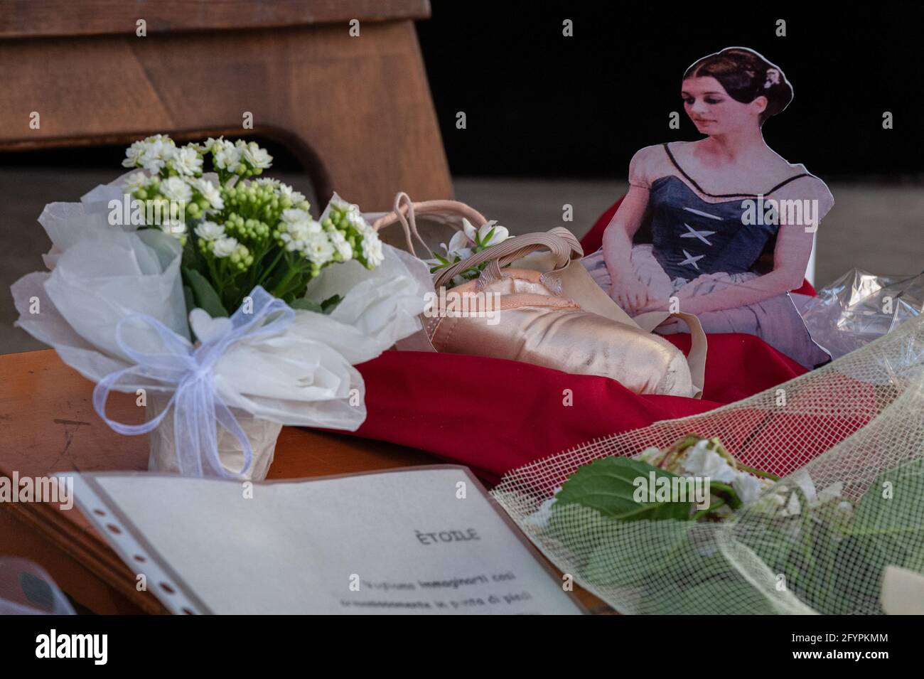 Roma, Italia 29/05/2021: Messaggi, fiori e fotografie rende omaggio alla memoria di Carla Fracci nel giorno dei suoi funerali. Teatro dell'Opera di Roma. © Andrea Sabbadini Foto Stock