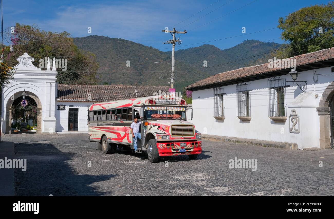 Guatemalteco 'bus di pollo' guida di fronte al cimitero comunale di Antigua, Guatemala Foto Stock