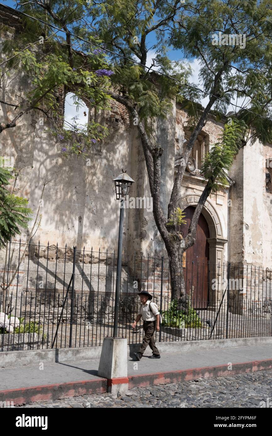 Un uomo locale cammina lungo la strada ad Antigua Guatemala Foto Stock