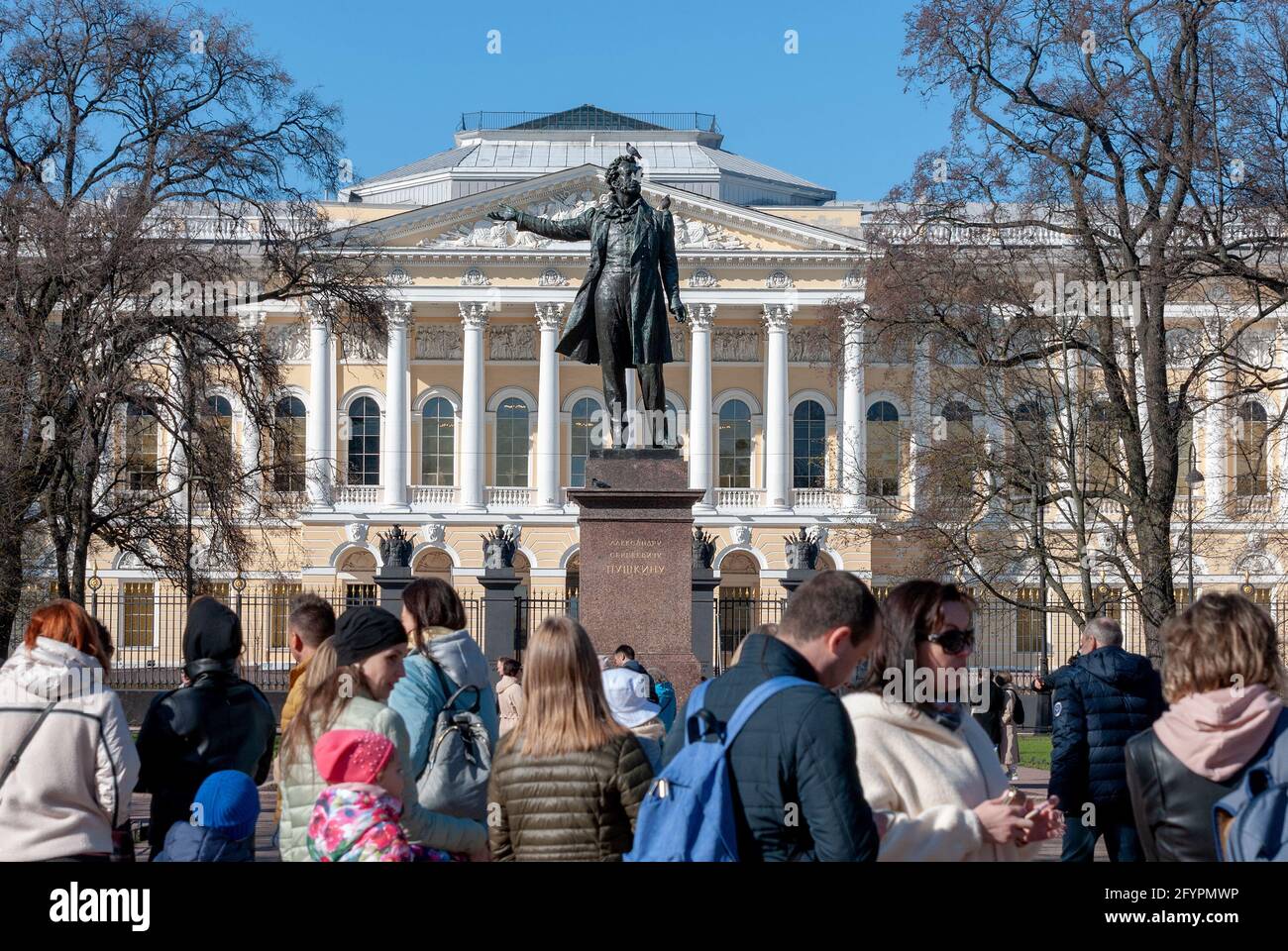 San Pietroburgo, Russia – 9 maggio 2021: Persone sulla Piazza delle Arti vicino alla scultura Alexander Pushkin. Sullo sfondo si trova il Museo di Stato Russo Foto Stock