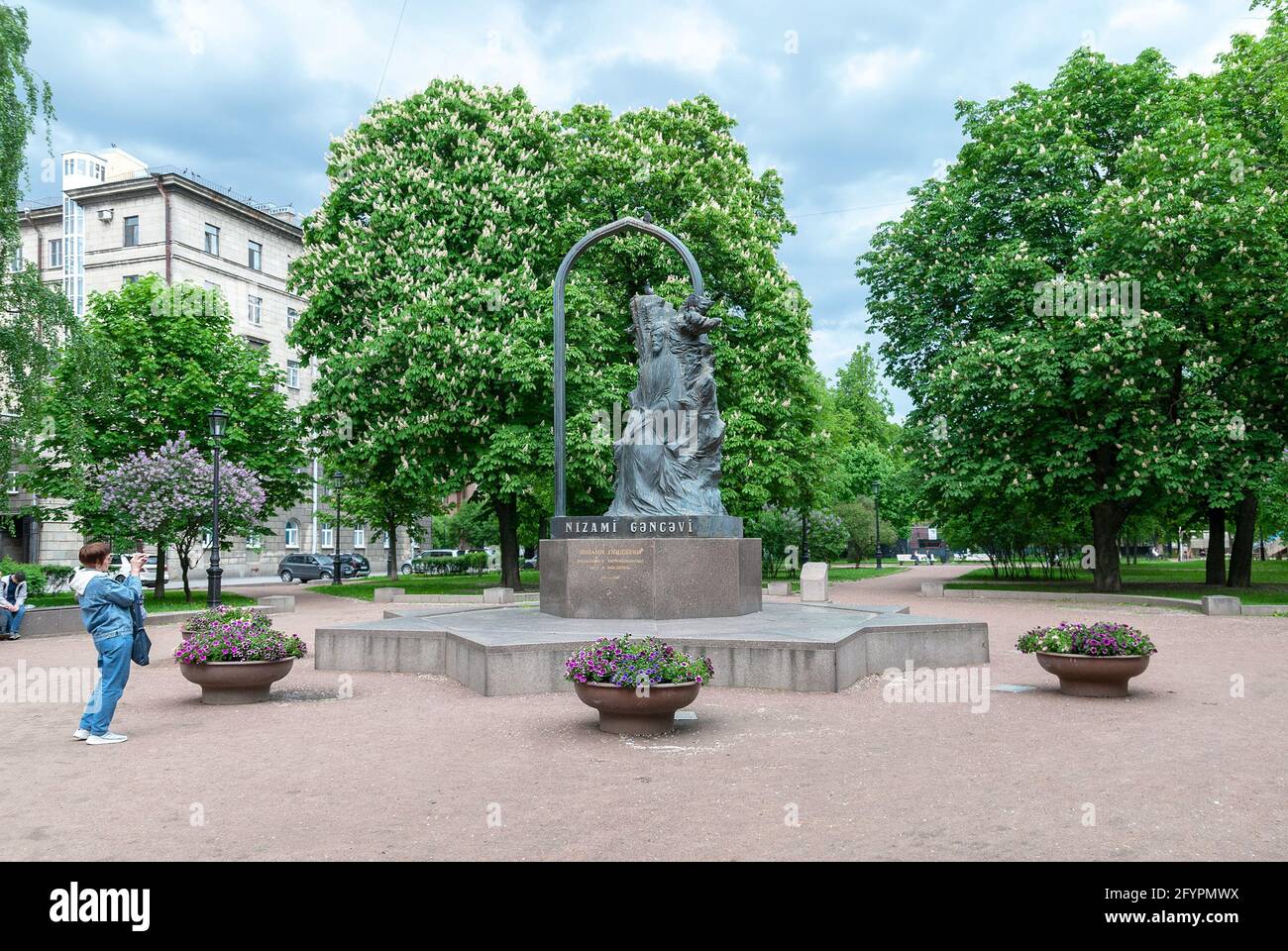 San Pietroburgo, Russia – 27 maggio 2021: La donna scatta foto del monumento di Nizami Ganjavi - classico della poesia persiana Foto Stock