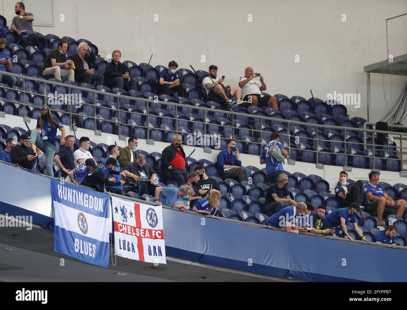 PORTO, PORTOGALLO - 29 MAGGIO: Cheslea tifosi all'interno dello stadio prima della finale della UEFA Champions League tra Manchester City e il Chelsea FC all'Estadio do Dragao il 29 maggio 2021 a Porto, Portogallo. (Foto di MB Media) Foto Stock