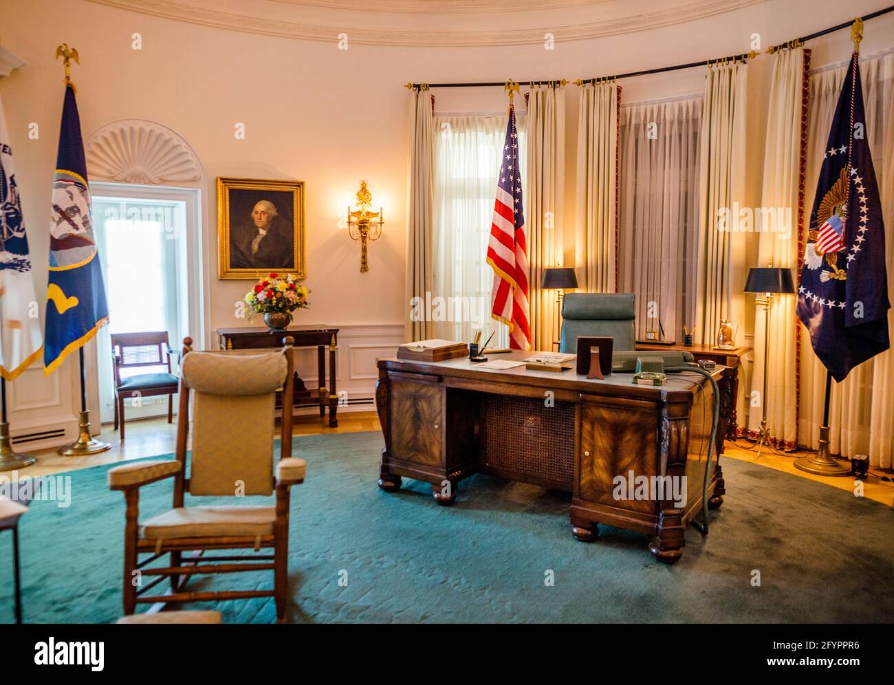 Replica dell'Ufficio ovale e del Resolute Desk nella Biblioteca e Museo Lyndon Baines Johnson, conosciuta anche come la Biblioteca Presidenziale LBJ Foto Stock