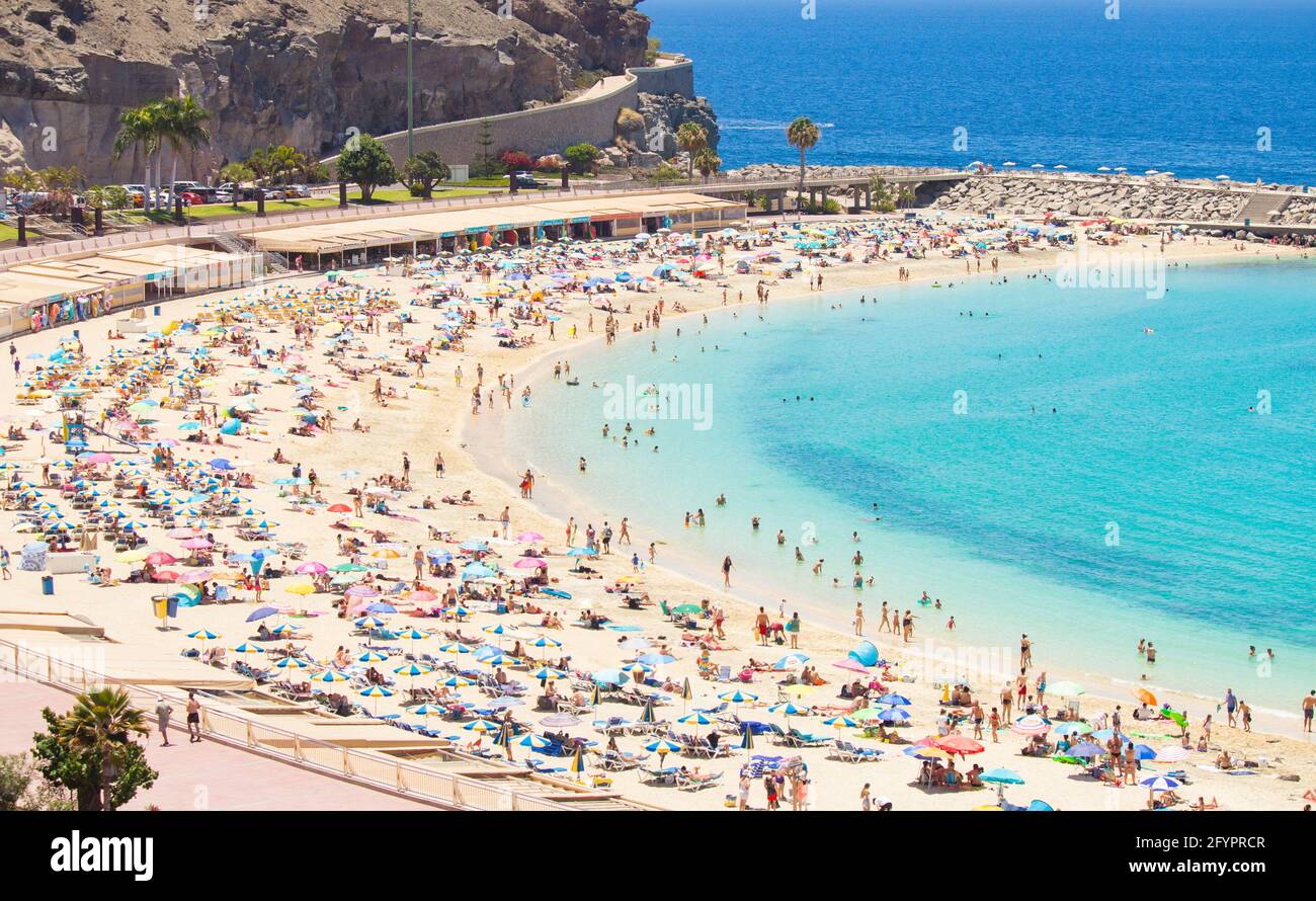 Puerto Rico, Gran Canaria, Isole Canarie, Spagna. 29 maggio 2021. La gente  del posto e i turisti imballano la spiaggia di amadores vicino a Puerto Rico  su Gran Canaria nel sole glorioso