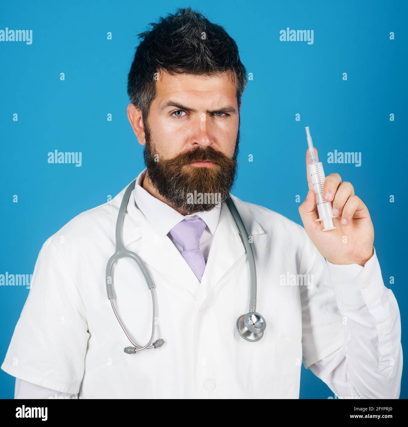 Medico in abito medico con siringa pronta per l'iniezione. Vaccinazione. Concetto di medicina e sanità. Foto Stock