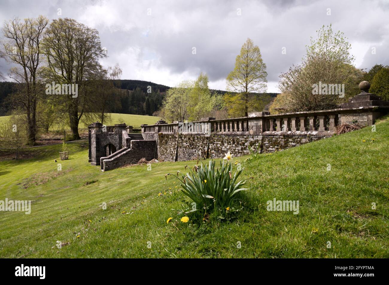 I resti di Grizedale Hall, ora parte della Foresta di Grizedale, nel Lake District National Park, Cumbria, Regno Unito Foto Stock