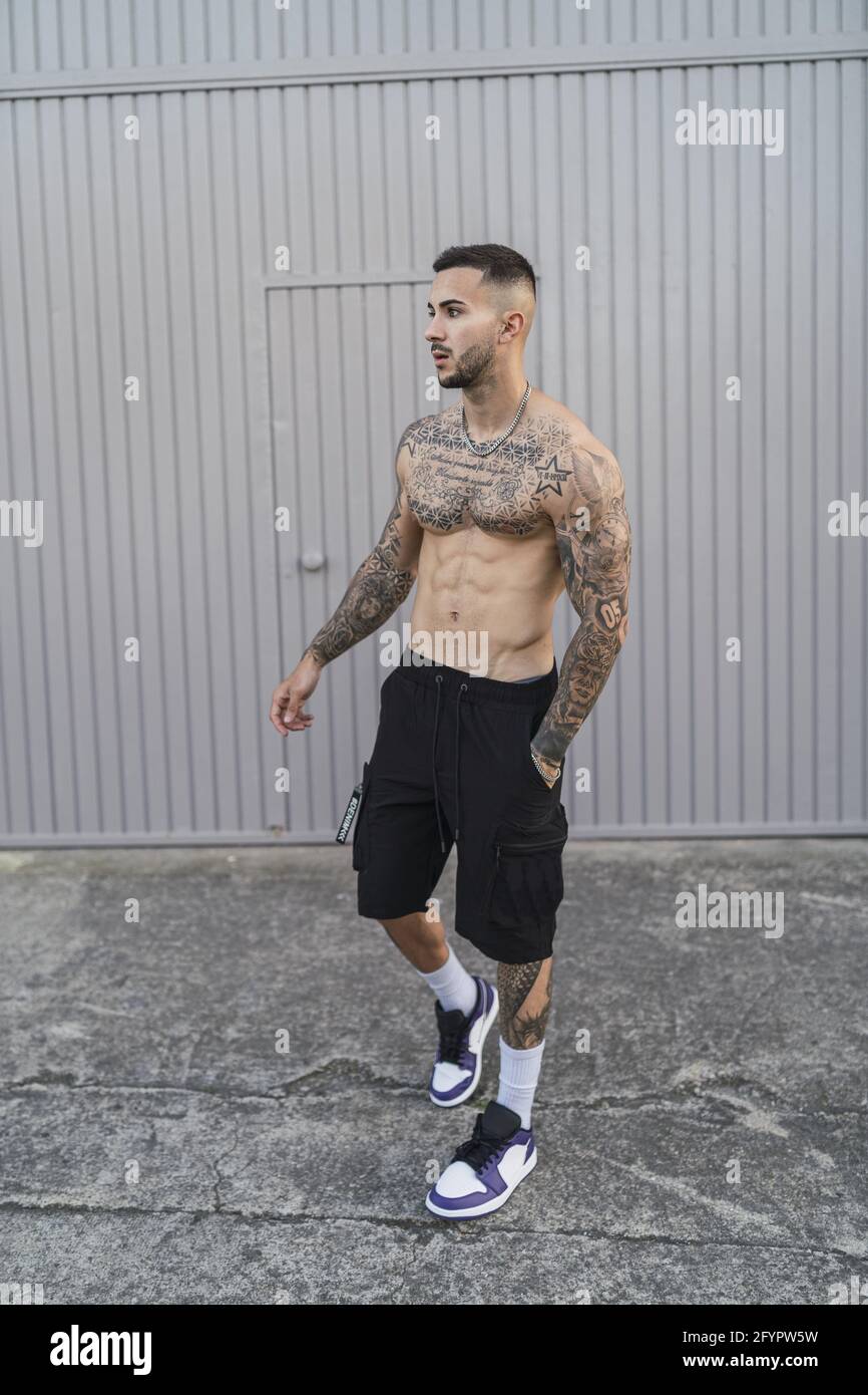 Giovane spagnolo con tatuaggi e stile casual Foto Stock