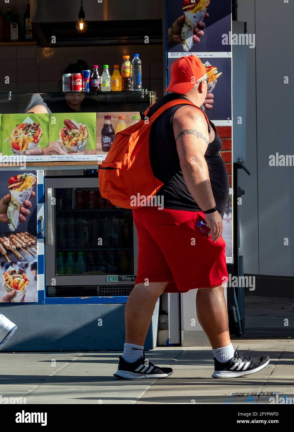 Lo shopping di Oxford Street fine settimana alla fine di maggio come il sole finalmente splende e mette in luce la folla Anti Lockdown, Anti vaxxers adesivi foto Foto Stock