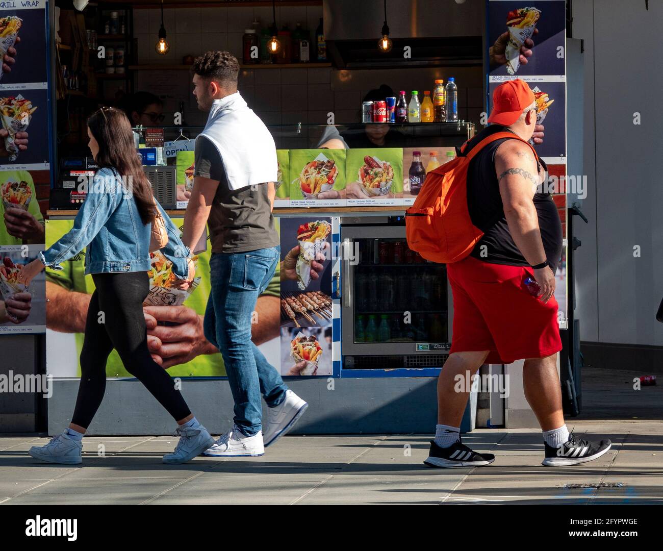 Lo shopping di Oxford Street fine settimana alla fine di maggio come il sole finalmente splende e mette in luce la folla Anti Lockdown, Anti vaxxers adesivi foto Foto Stock