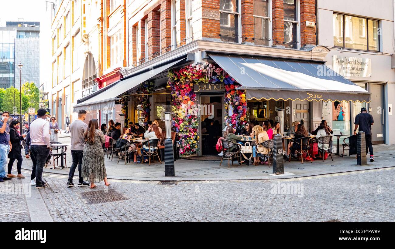 Oxford Street fine settimana di shopping alla fine di maggio AS il sole finalmente splende e mette in luce la folla Foto di Gavin Rodgers/Pixel8000 Foto Stock