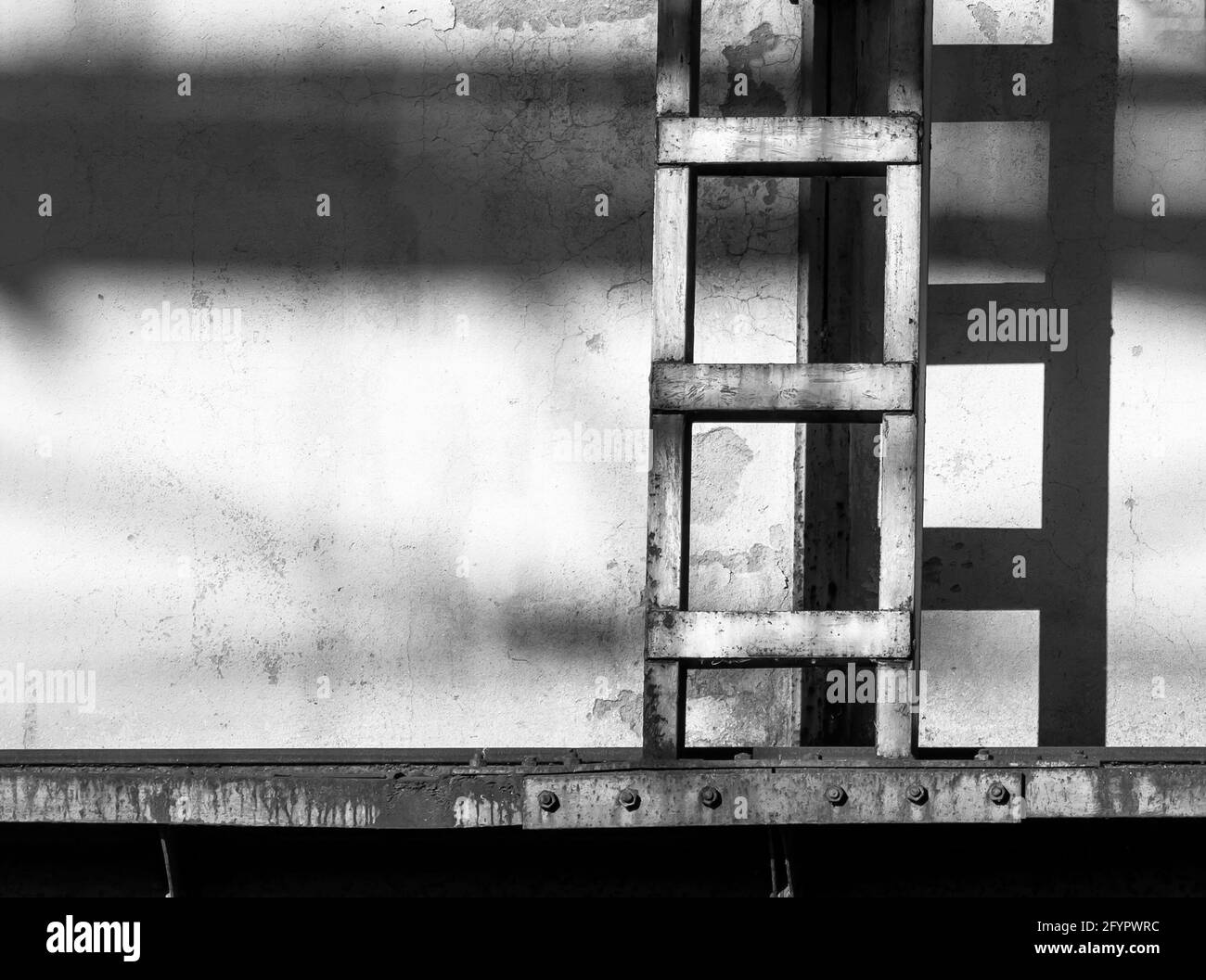 Scala arrugginita con ombra di nave in metallo disarmo. Monocromatico Foto Stock