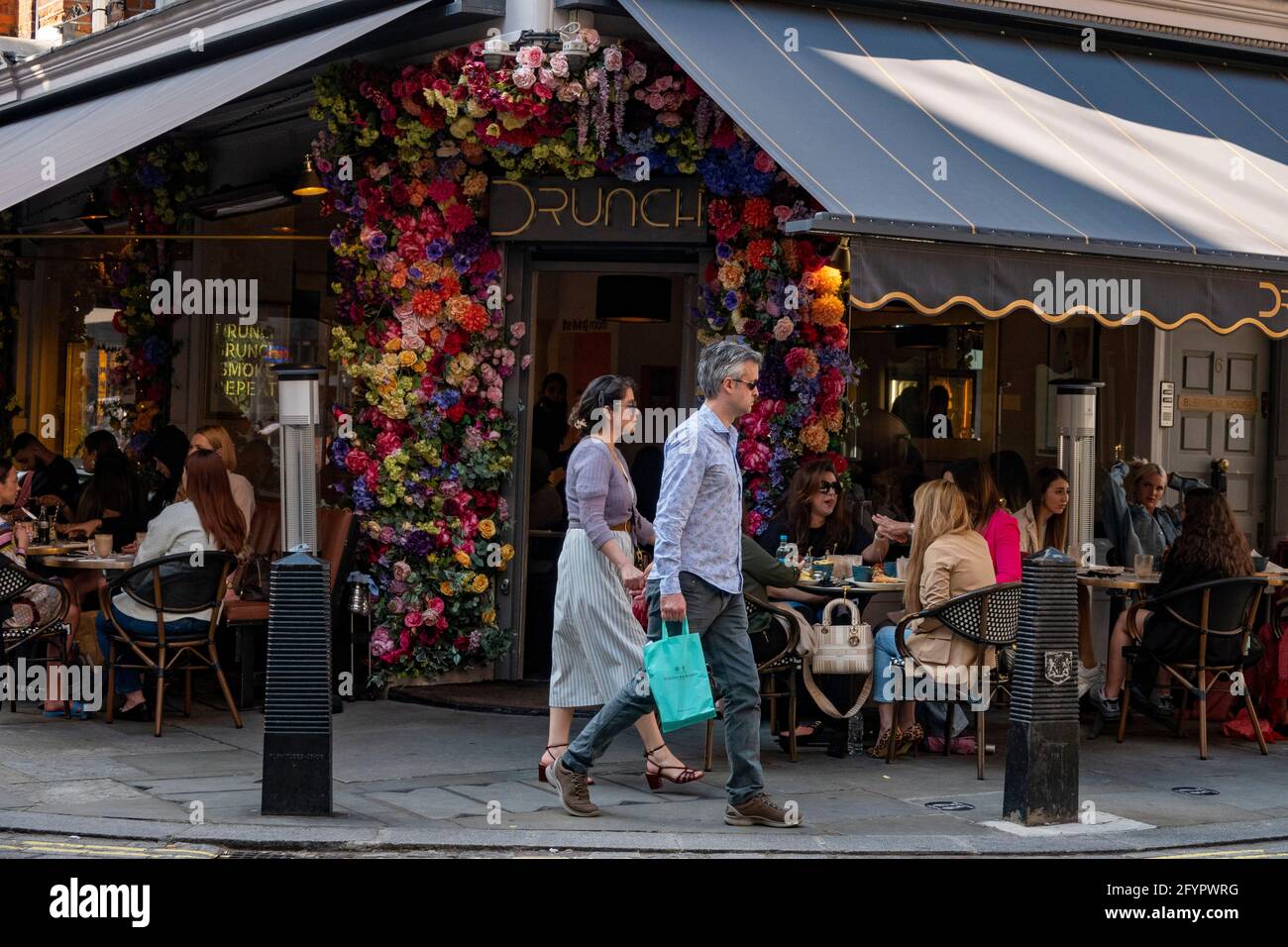 Oxford Street fine settimana di shopping alla fine di maggio AS il sole finalmente splende e mette in luce la folla Foto di Gavin Rodgers/Pixel8000 Foto Stock