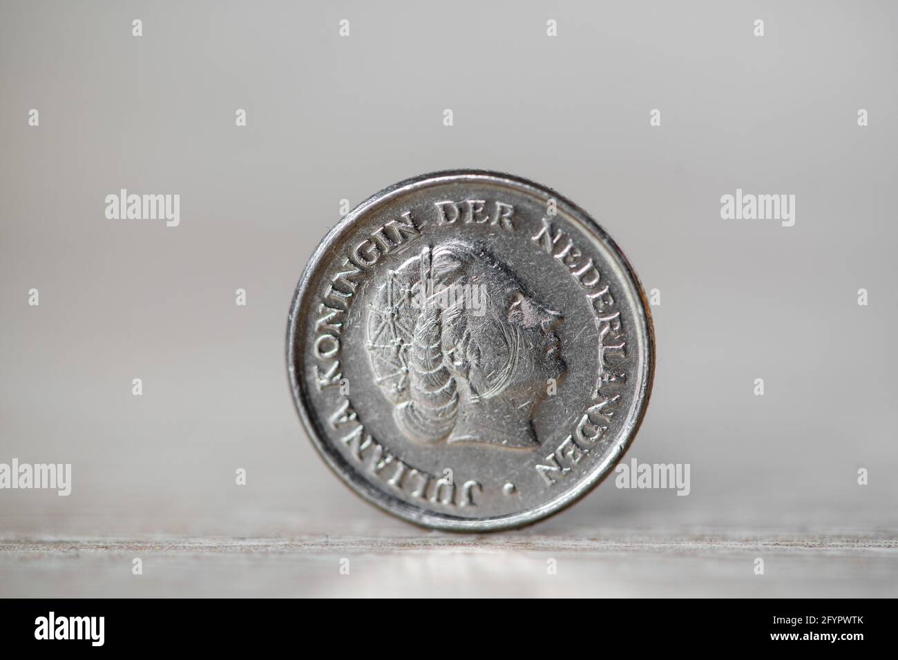 Timisoara, Romania - 09 marzo 2019: Primo piano di una moneta, 10 centesimi da 1978, Paesi Bassi. Lato opposto Foto Stock