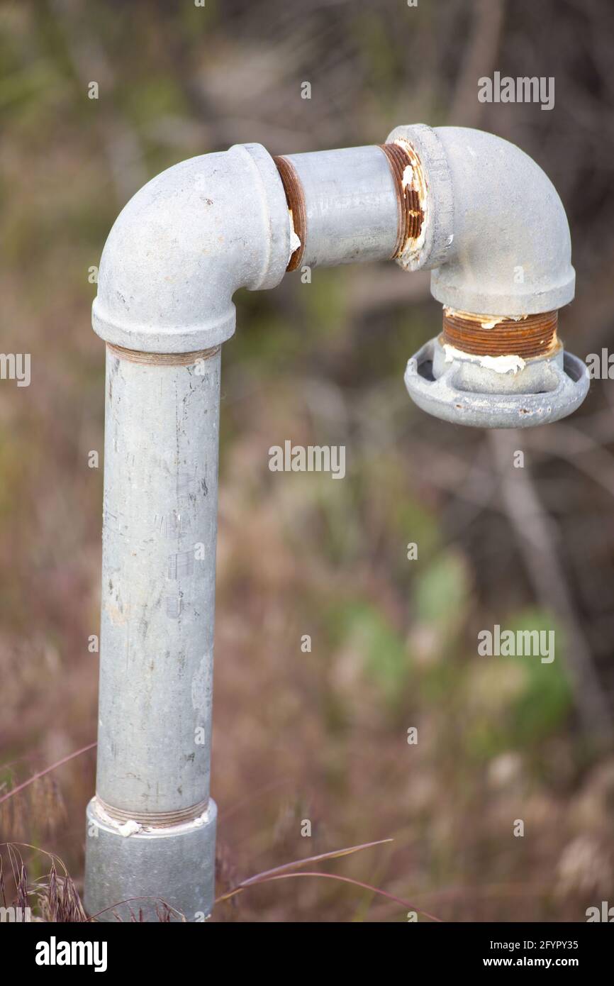 Vecchio tubo bianco per l'alimentazione dell'acqua Foto Stock