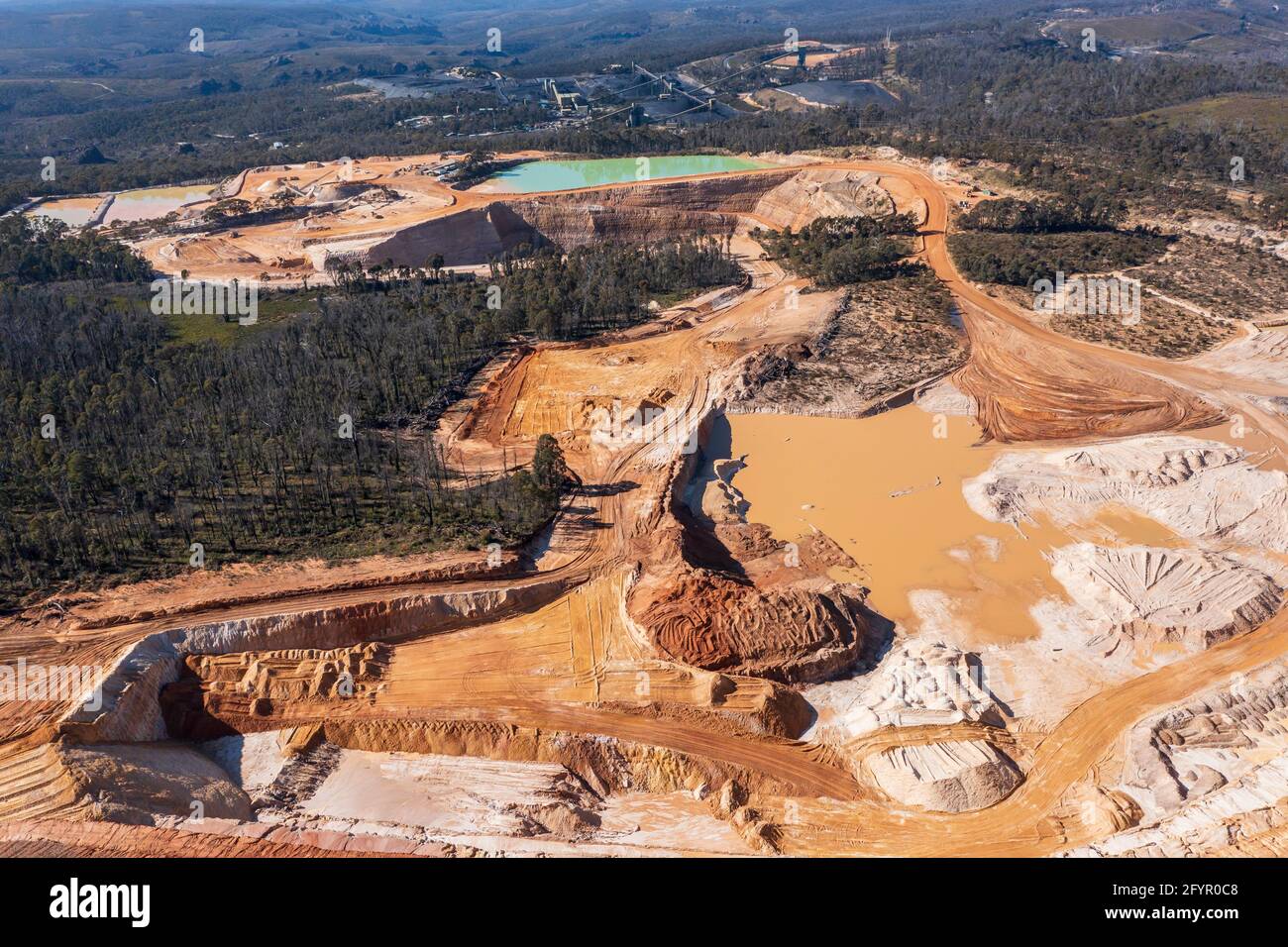 Drone fotografia aerea di una Colleria industriale e serbatoi d'acqua in una grande foresta Foto Stock