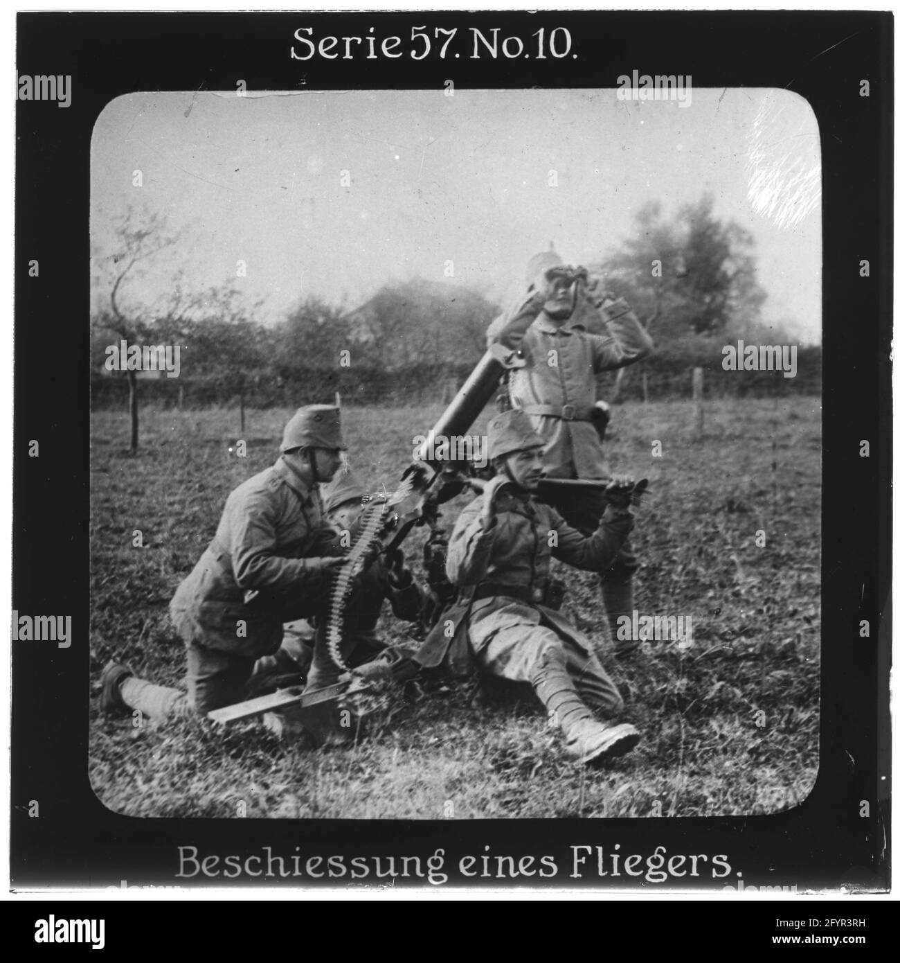 Proiezione für alle - Die Eroberung Serbiens. Serie 57. N. 10. Beschiessung Eines Fliegers. Die Firma „Projection für alle" wurde 1905 von Max Skladanowsky (1861-1939) gegründet. Sie produzierte bis 1928 fast 100 Serien zu je 24 Glasdias im Format 8,3 x 8,3 cm im sog. Bromsilber-gelatina-Trockenplatten Verfahren. Die Serien umfassten Städte, Länder, Landschaften, Märchen und Sagen, das Alte Testamento u. den 1. Weltkrieg. Foto Stock