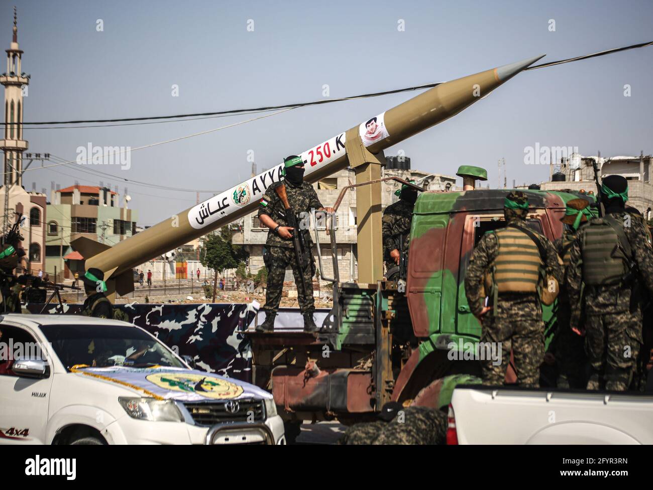 Gaza, Palestina. 29 maggio 2021. Gli attivisti mascherati delle Brigate di Izz al-DIN al-Qassam mostrano missili a lungo raggio durante una parata militare contro Israele nella città di Rafah, nella striscia di Gaza meridionale. Credit: SOPA Images Limited/Alamy Live News Foto Stock