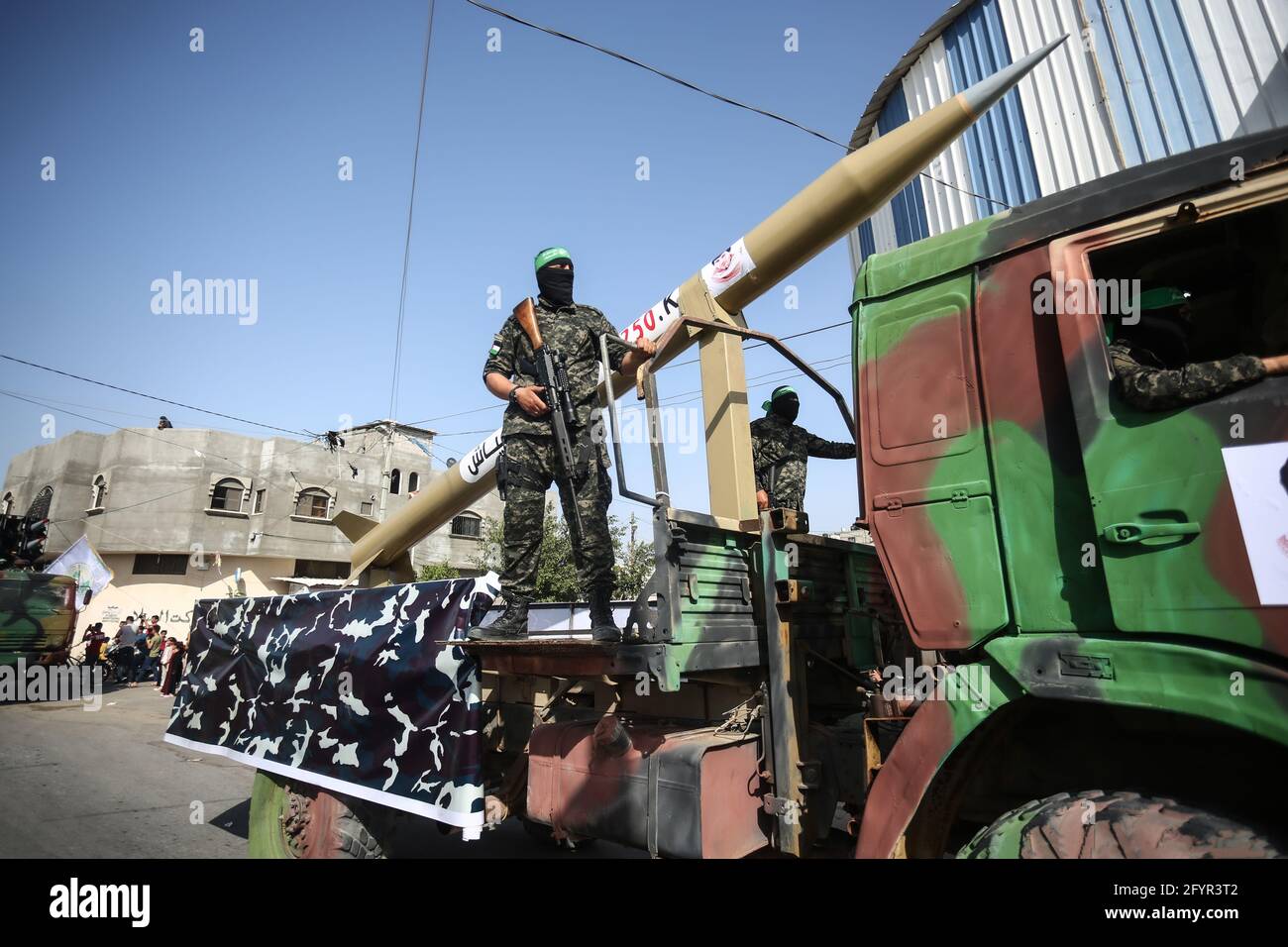 Gaza, Palestina. 29 maggio 2021. Gli attivisti mascherati delle Brigate di Izz al-DIN al-Qassam mostrano missili a lungo raggio durante una parata militare contro Israele nella città di Rafah, nella striscia di Gaza meridionale. Credit: SOPA Images Limited/Alamy Live News Foto Stock