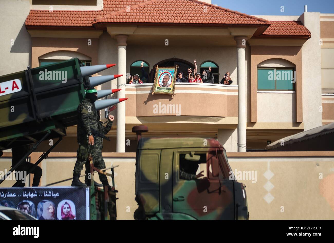 Gaza, Palestina. 29 maggio 2021. Attivisti mascherati delle Brigate Izz al-DIN al-Qassam che mostrano missili a lungo raggio, mentre la gente guarda durante una parata militare anti-Israele a Rafah, nella striscia di Gaza meridionale. Credit: SOPA Images Limited/Alamy Live News Foto Stock