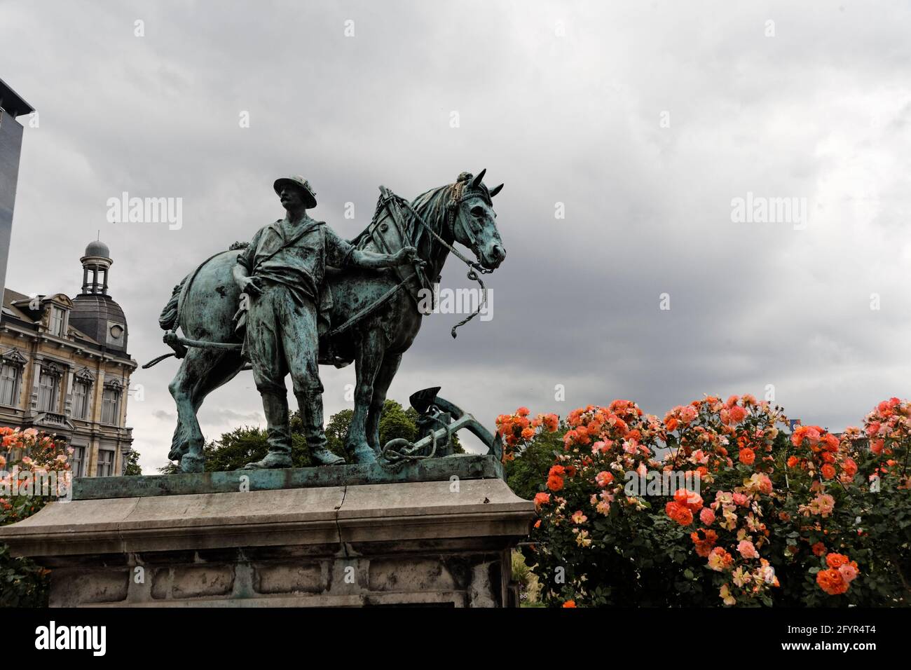 Terrasses d'Avroy, le Cheval de halage entouré de fleurs à Liegi Foto Stock