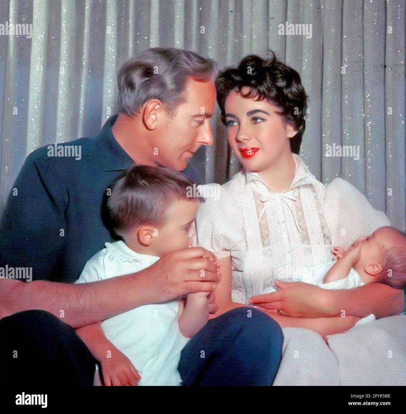 ELIZABETH TAYLOR (1932-2011) attrice cinematografica inglese-americana con il suo secondo marito Michael Wilding con i figli Michael a sinistra e Christopher nel marzo 1955 Foto Stock