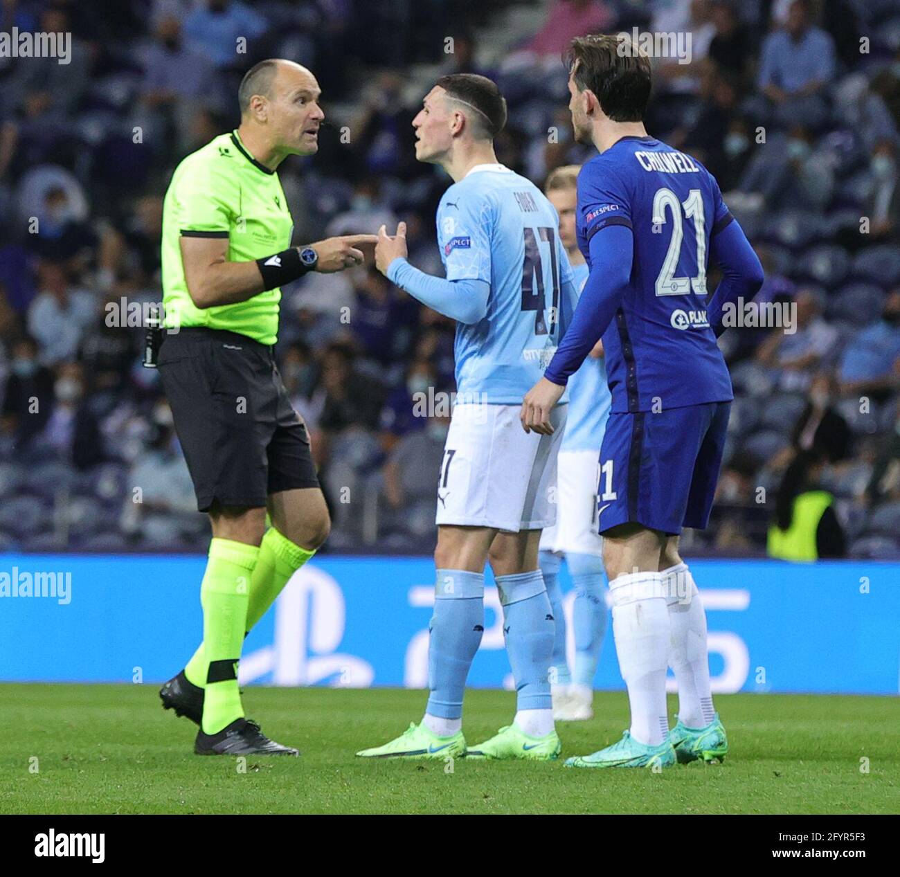 PORTO, PORTOGALLO - 29 MAGGIO: Manchester Citys Phil Foden si appella al Referee Mateu Lahoz per una penalizzazione durante la finale della UEFA Champions League tra Manchester City e Chelsea FC all'Estadio do Dragao il 29 maggio 2021 a Porto, Portogallo. (Foto di MB Media) Foto Stock