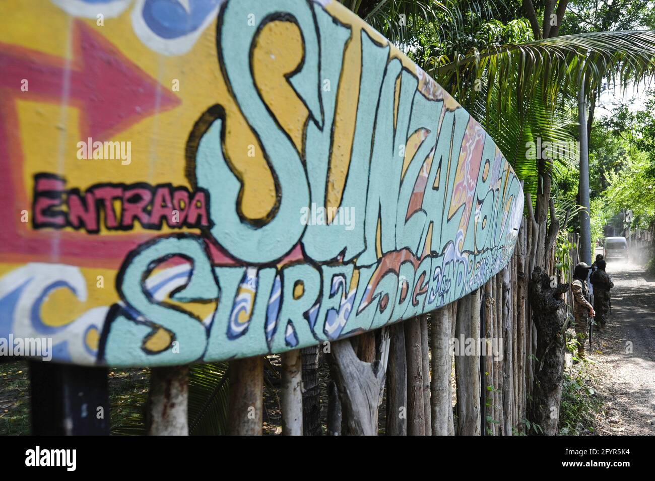 Tamanique, El Salvador. 29 maggio 2021. Durante l'evento, i soldati si trovano accanto a un negozio di surf. L'International Surfing Association ha inaugurato i World Surf Games 2022, l'ultimo round di qualificazione per i surfisti per ottenere un biglietto per i Giochi Olimpici di Tokyo. Un totale di 12 punti sarà assegnato da una piscina di partenza di più di 250 atleti. Credit: SOPA Images Limited/Alamy Live News Foto Stock