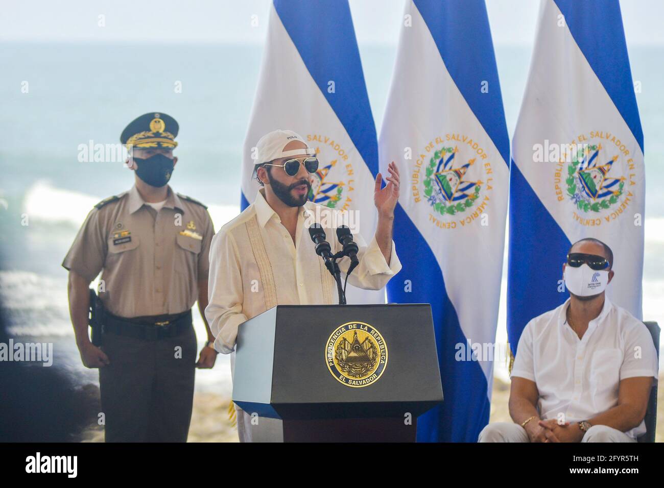 Tamanique, El Salvador. 29 maggio 2021. Nayib Bukele, Presidente Salvadorano, parla durante l'evento. L'International Surfing Association ha inaugurato i World Surf Games 2022, l'ultimo round di qualificazione per i surfisti per ottenere un biglietto per i Giochi Olimpici di Tokyo. Un totale di 12 punti sarà assegnato da una piscina di partenza di più di 250 atleti. Credit: SOPA Images Limited/Alamy Live News Foto Stock